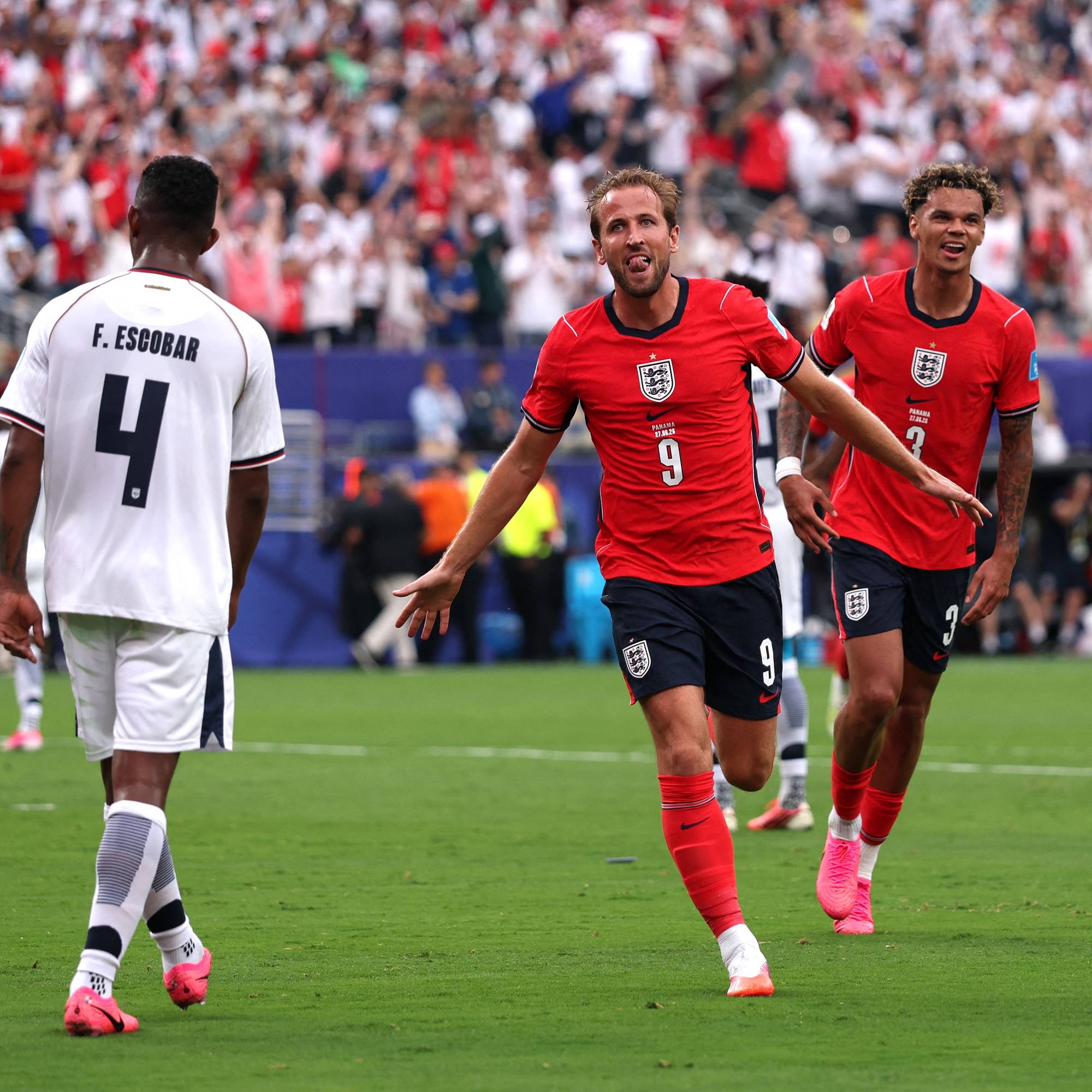 Harry Kane jubler etter scoring for England i fotballkamp mot Panama. (Bildebeskrivelsen er laget av en KI-tjeneste)