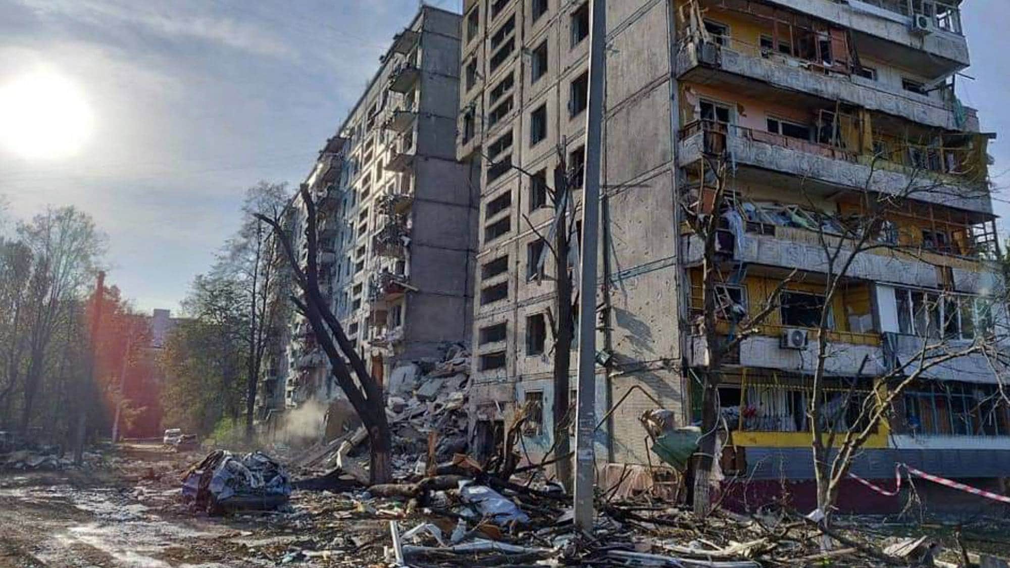 Сбу в киеве разбомбили. Обстрел жилых домов. Взорванный дом в Киеве. Удары по жилым домам на Украине. Взрыв здания.