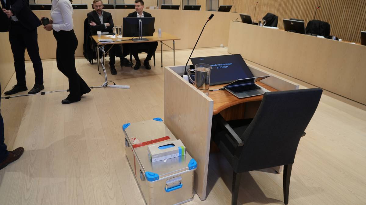 Tiltalte forlot retten da drapsvåpenet ble vist frem