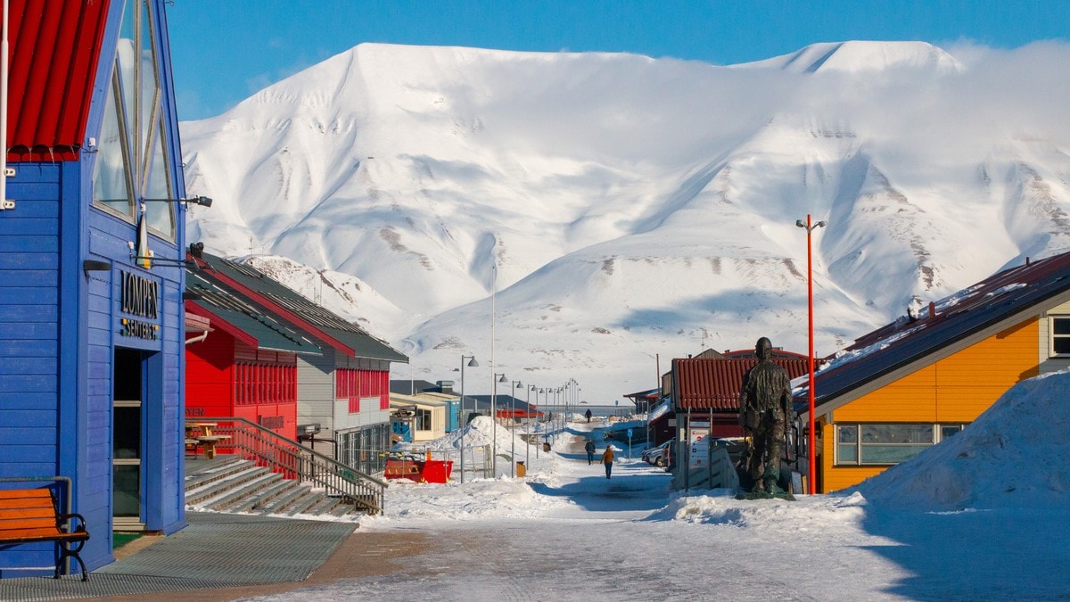 Fransk turist fløy drone ulovlig i Longyearbyen – fikk bot på 15.000 kroner