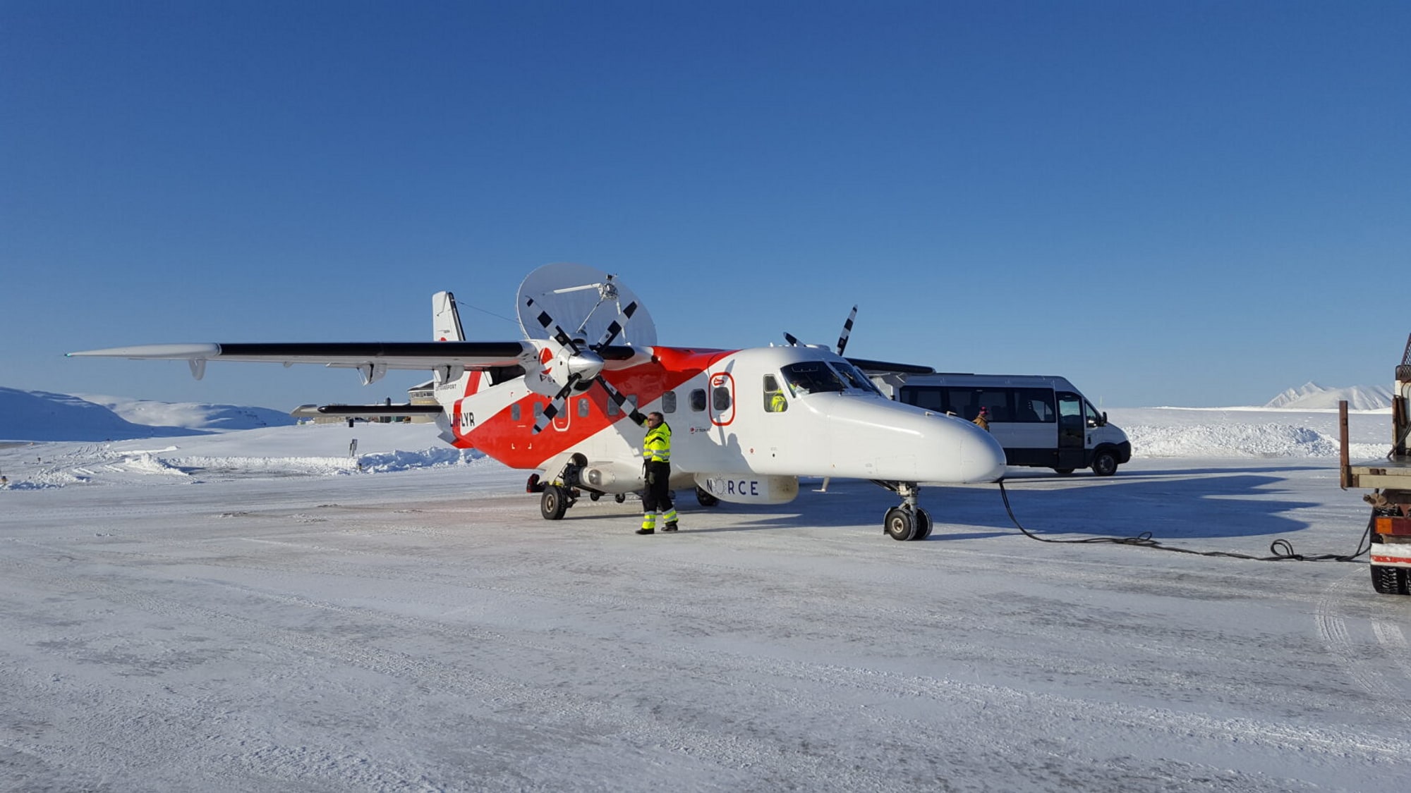 Et fly står oppstilt i vinterlig landskap. 