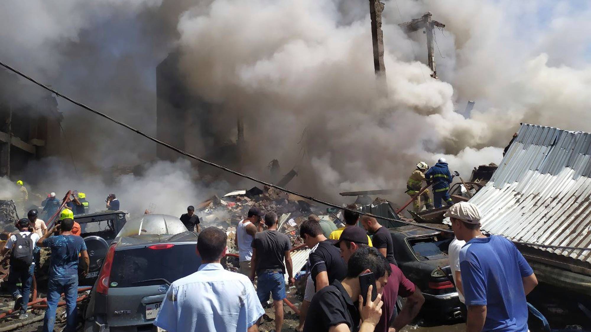 Нападение в ереване. Пожар в центре Еревана. В Ереване взорвался рынок. Взрыв пиротехники в Ереване.