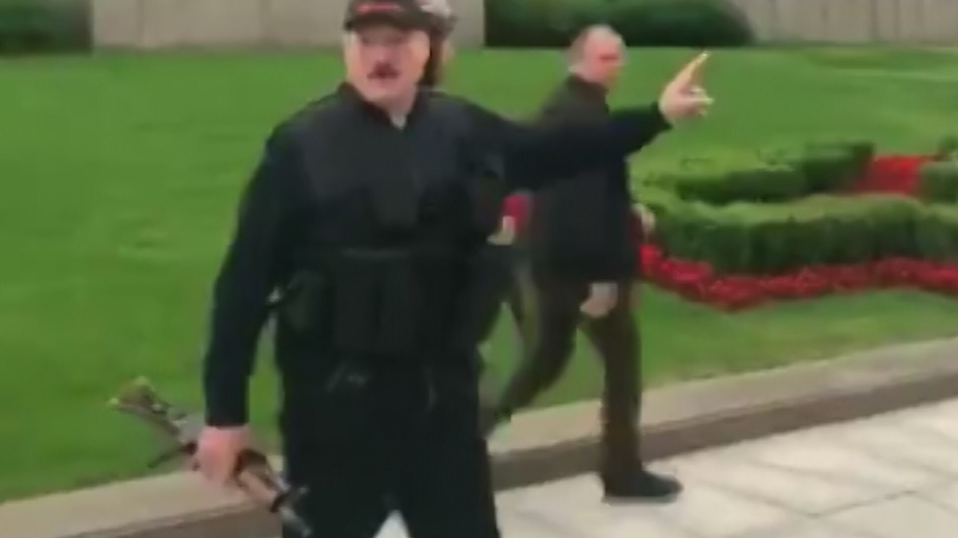 Lukasjenko ankom med rifle