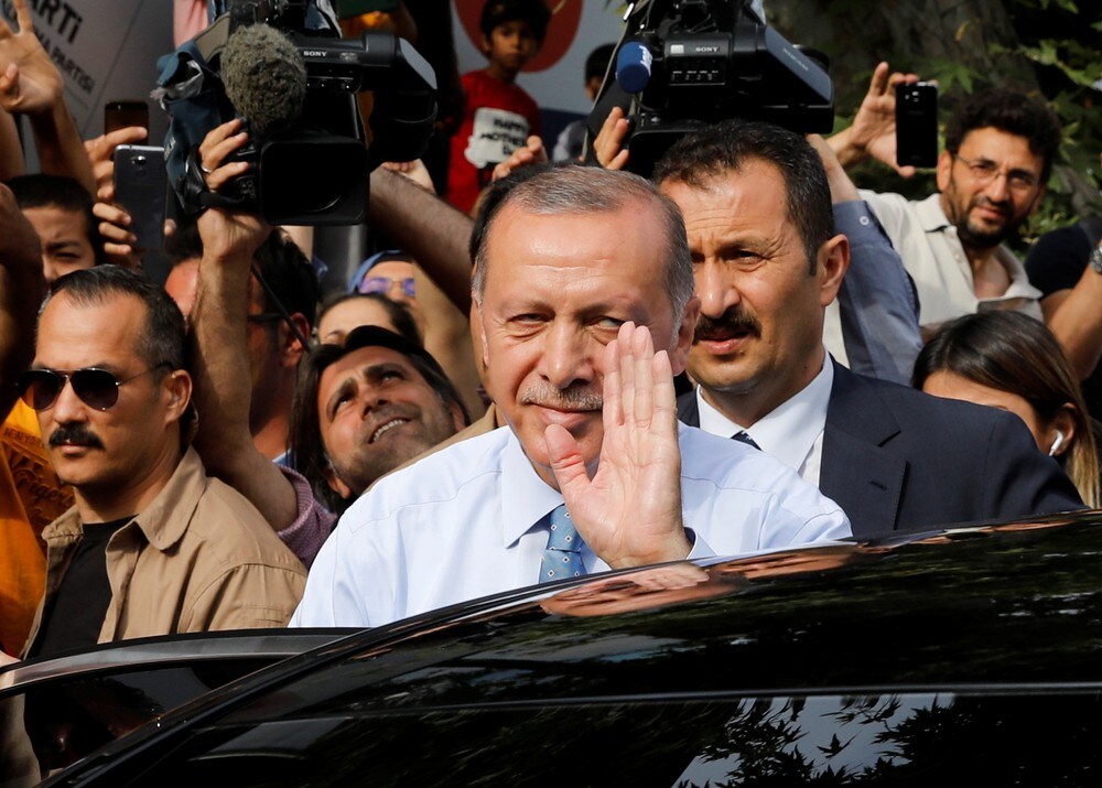 Erdogan leder etter at halvparten av stemmene er talt opp i Tyrkia