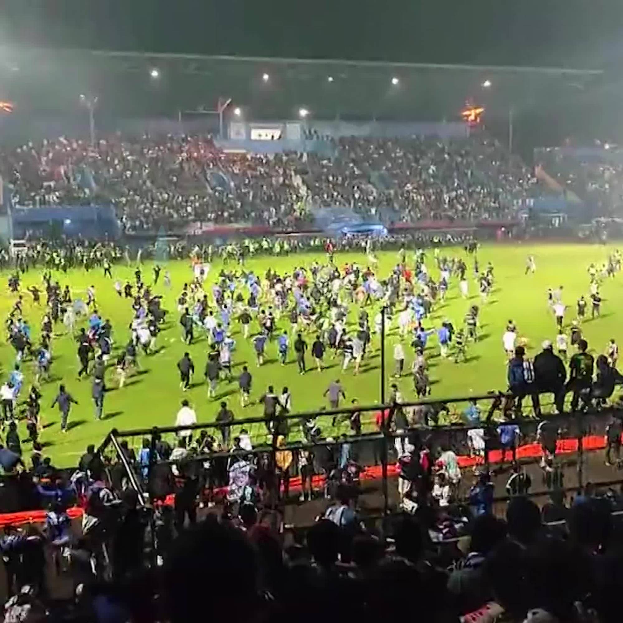 Драка на стадионе. Беспорядки на стадионе в Индонезии. Футбольный матч трибуны.