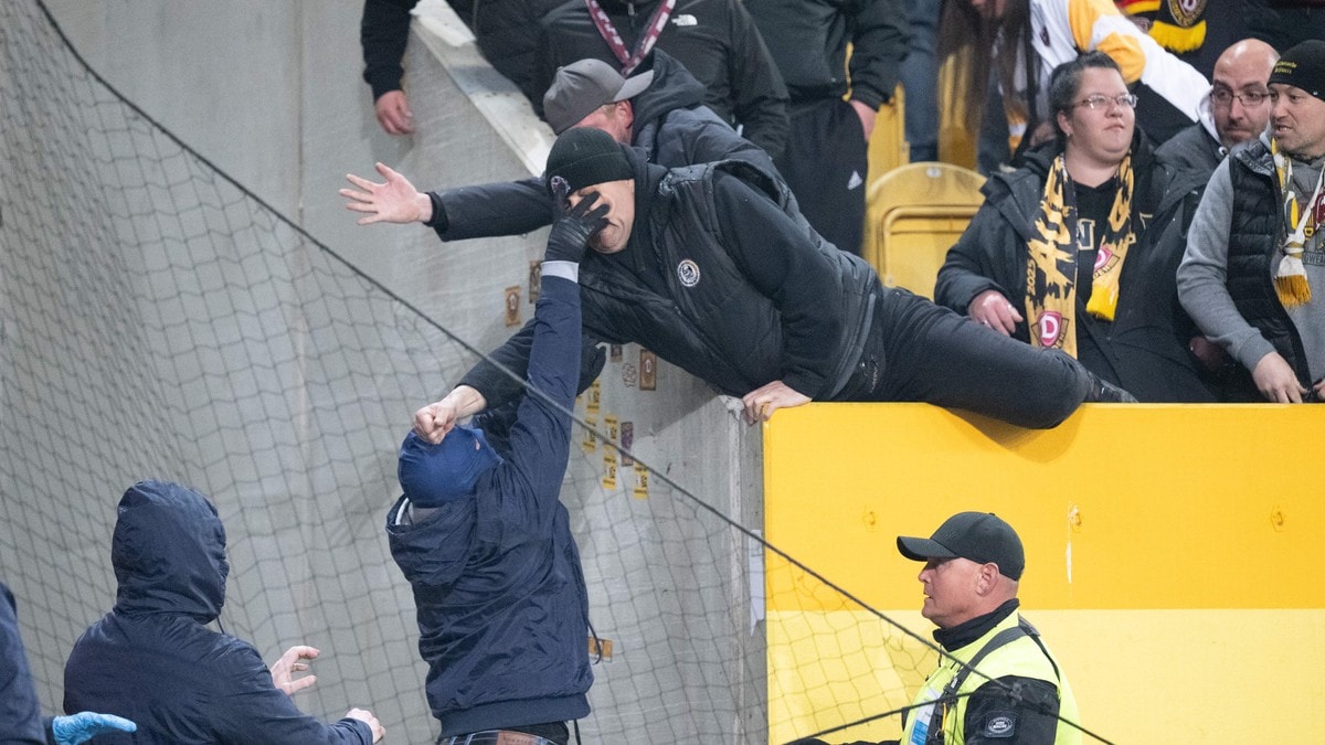 Kraftige reaksjoner etter tysk skandale: Brente flagg, skjøt fyrverkeri og dengte løs på hverandre