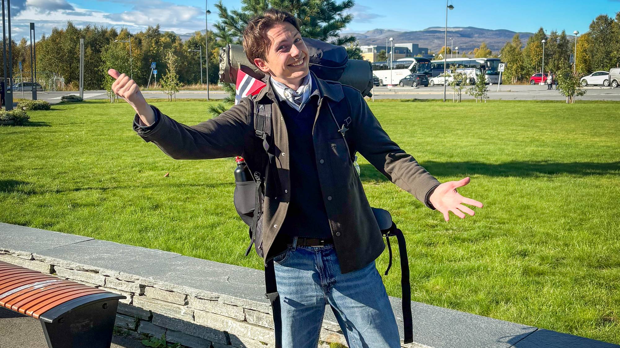 Alexander Sirris Står i Alta og Haiker