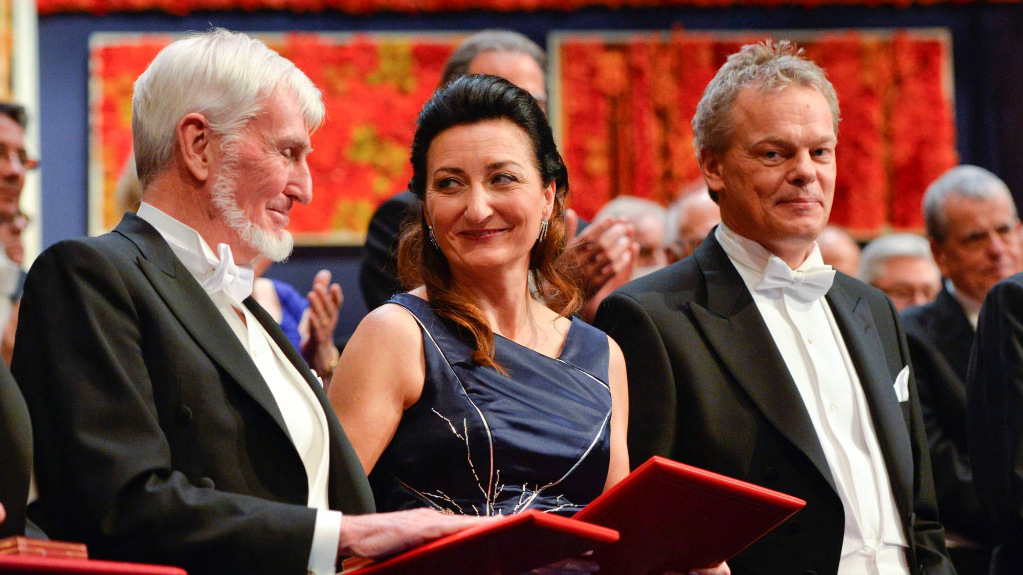 Nobelprisvinnerne i medisin, John O'Keefe (fra venstre), May-Britt Moser og Edvard I. Moser, etter å ha mottatt prisen under Nobelprisutdelingen i Stockholm 10. desember 2014.