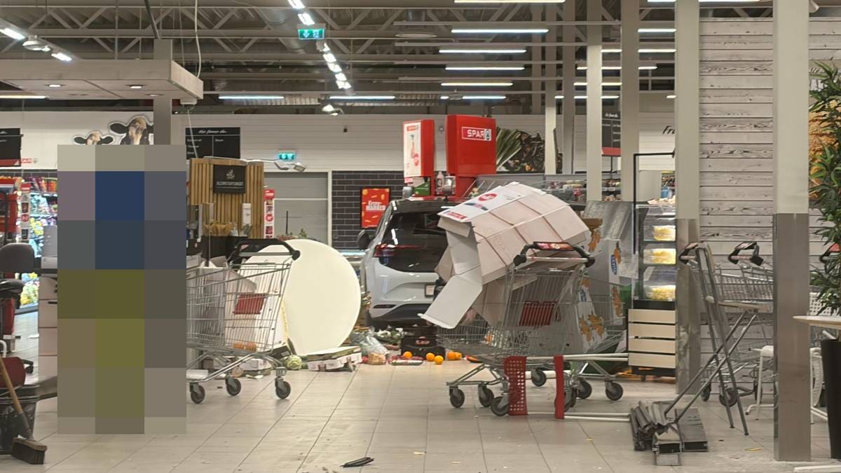Bil kjørte 20 meter inn i butikk: – Reoler har veltet