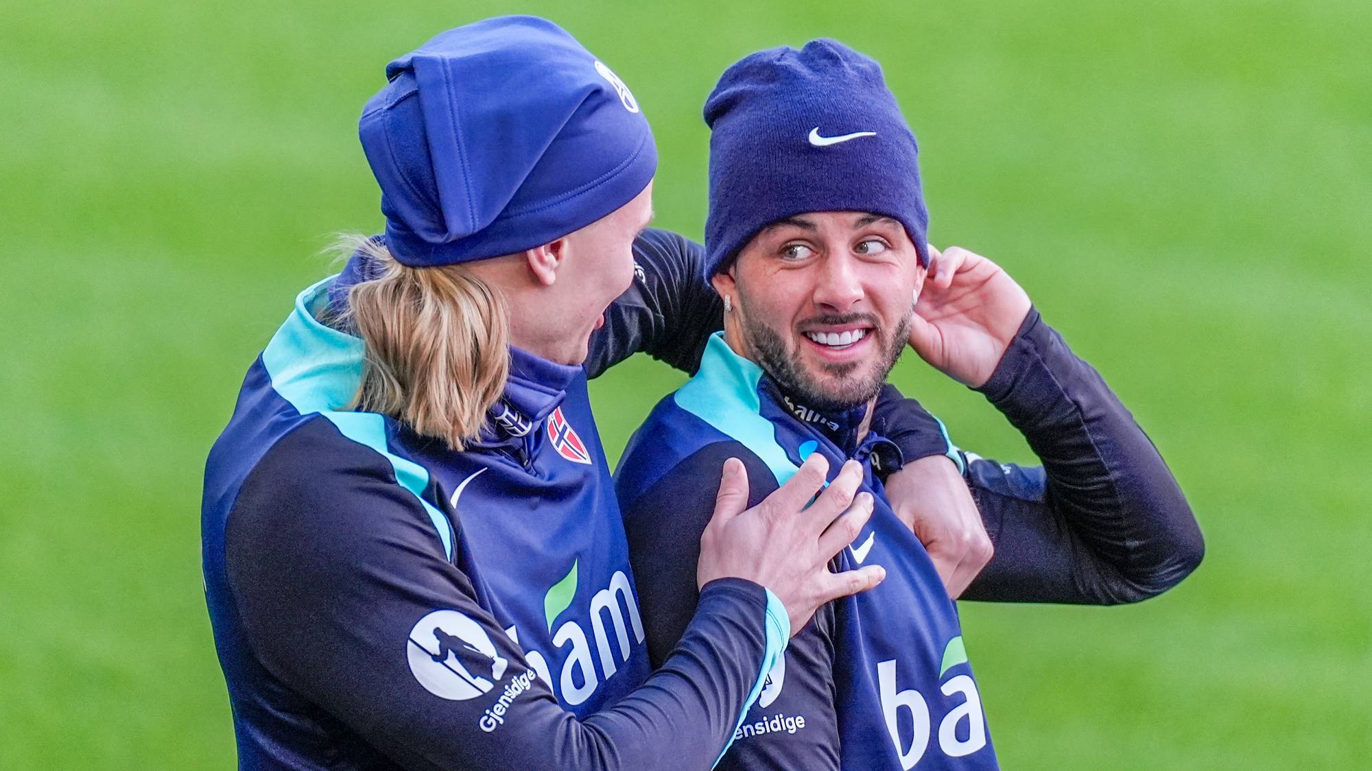 et par menn som klemmer