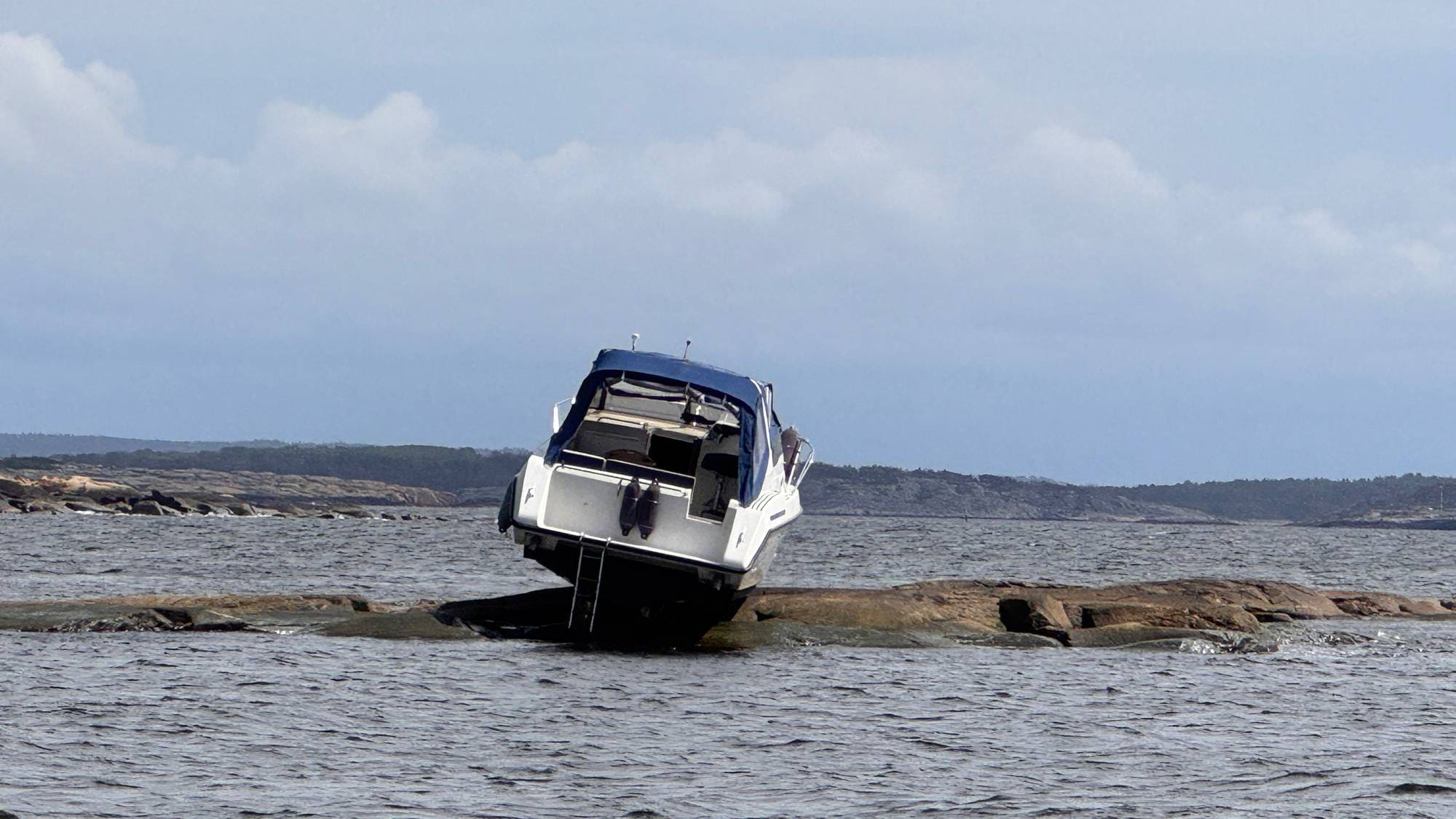 en bil på en stein i vannet (Bildebeskrivelsen er laget av en KI-tjeneste)