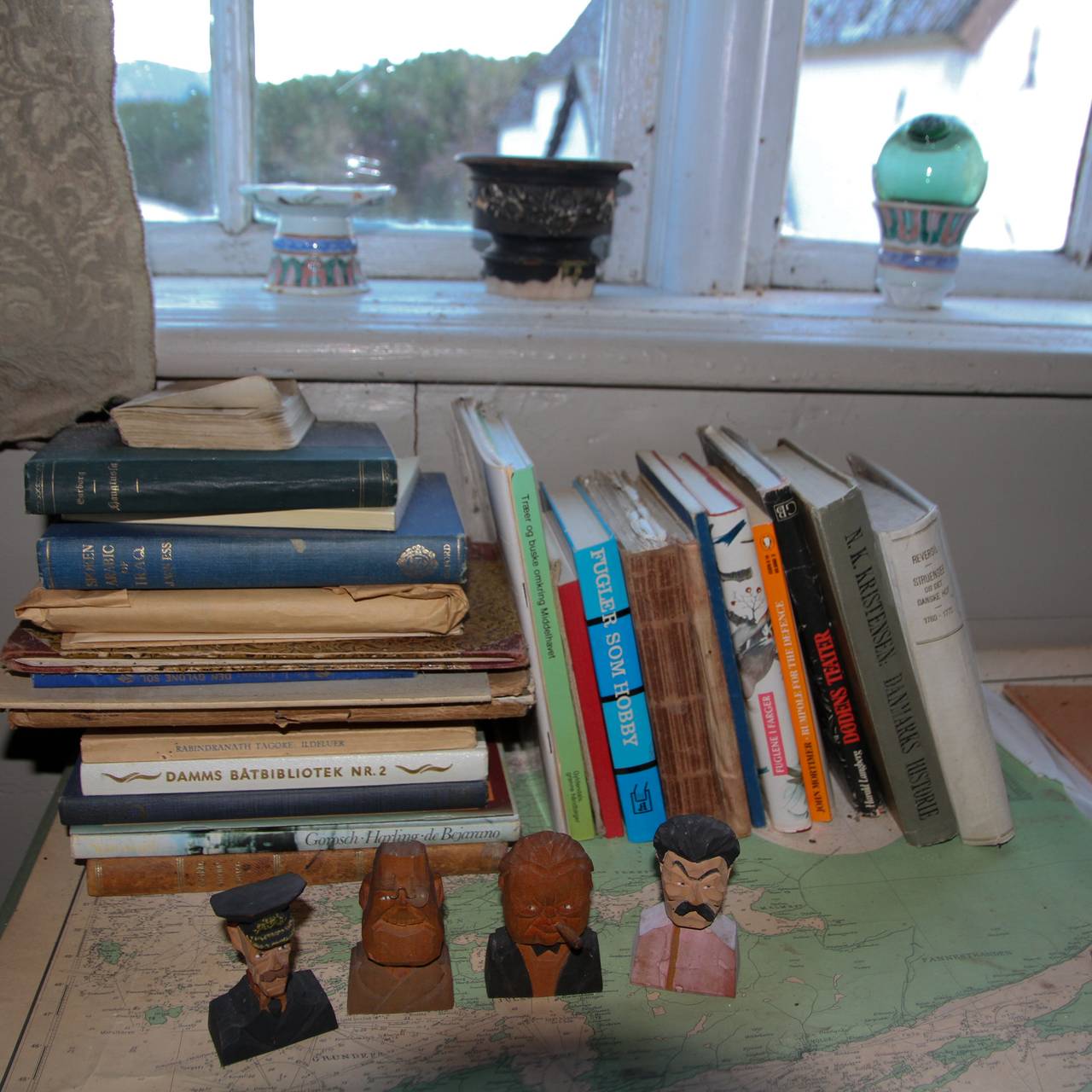 Kvartetten kong Haakon, Roosevelt, Churchill og Stalin. Coucheron-Aamot.