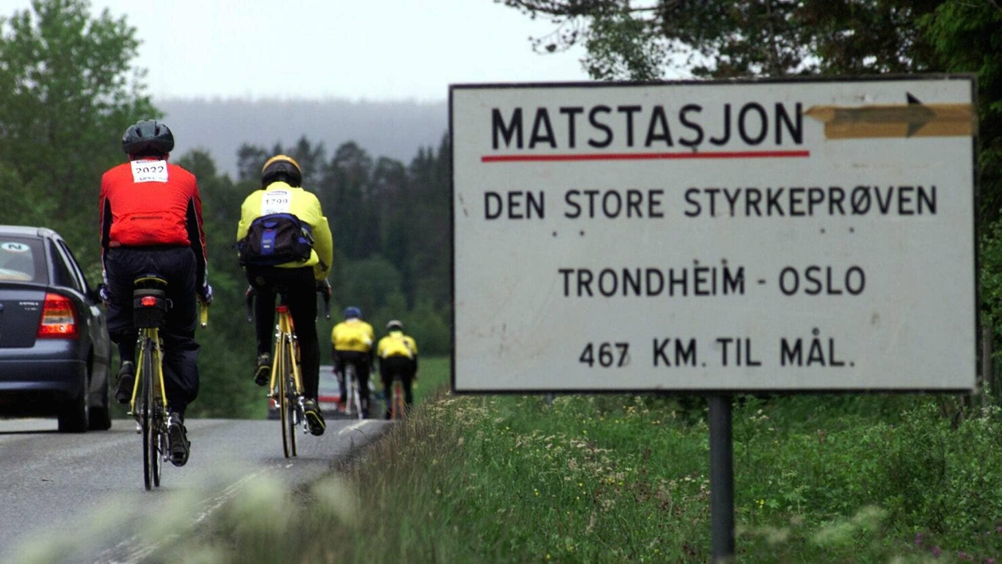 SOKNEDALEN 20000624:
Den store Styrkeprøven gikk for 34. gang fra Trondheim til Oslo lørdags morgenen. I år var det over 2000 personer som var med. Aksjon en del av syklistene. Matstasjon.
Foto: Gorm Kallestad / SCANPIX