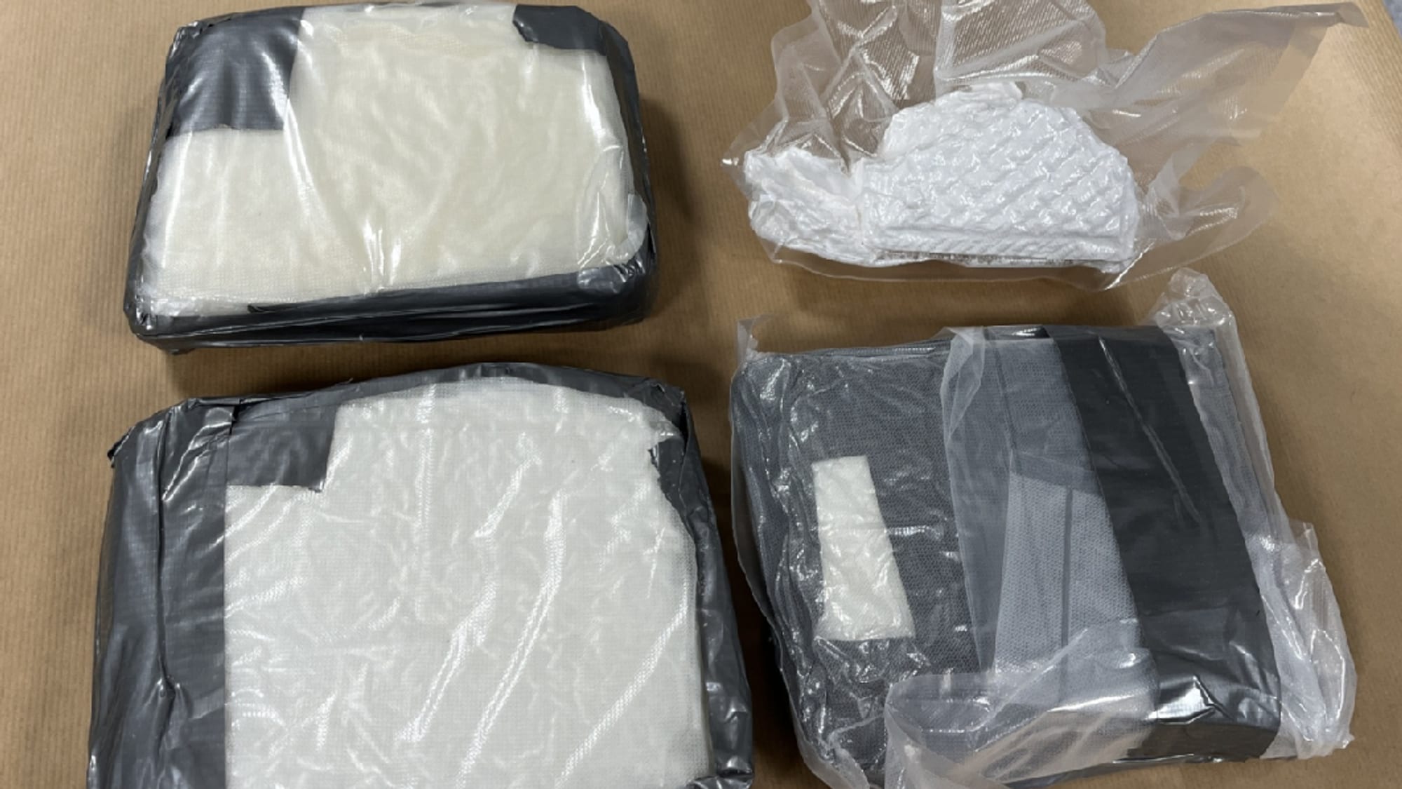 svarte boksar med plast over og kvitt innhald