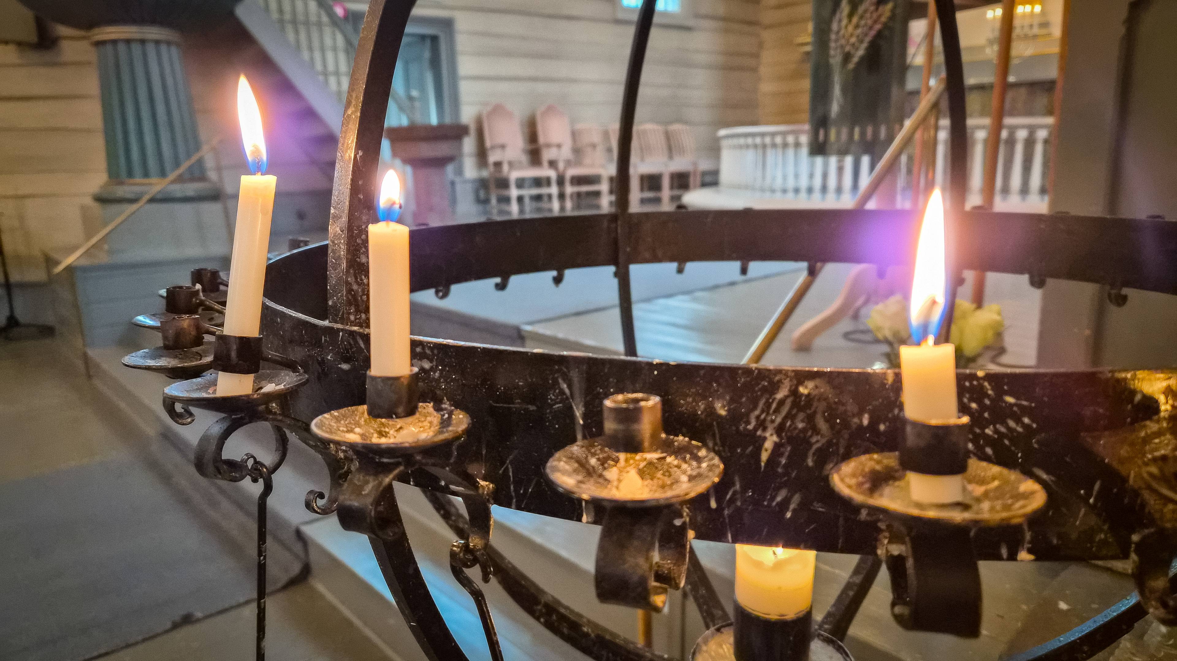 Lys tent i Flekkefjord kirke etter at kong Harald V døde tidlig på morgenen fredag 28. august 2026.