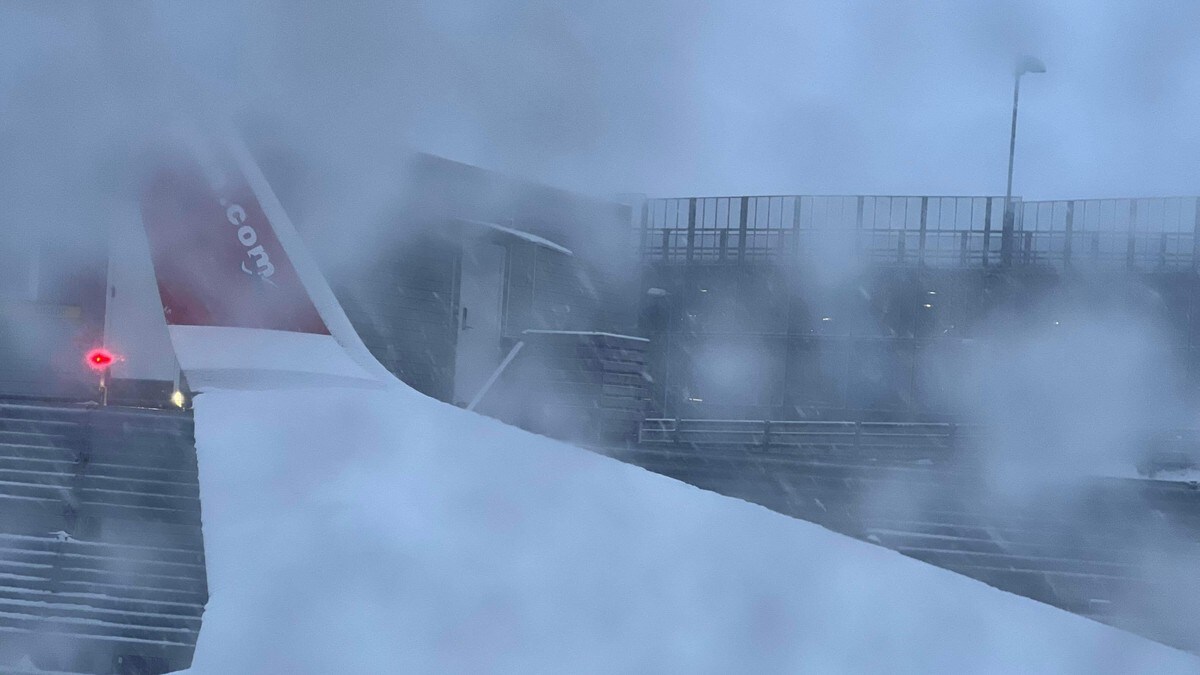 Fly krasjet i gjerde på Gardermoen – ingen skal være skadet