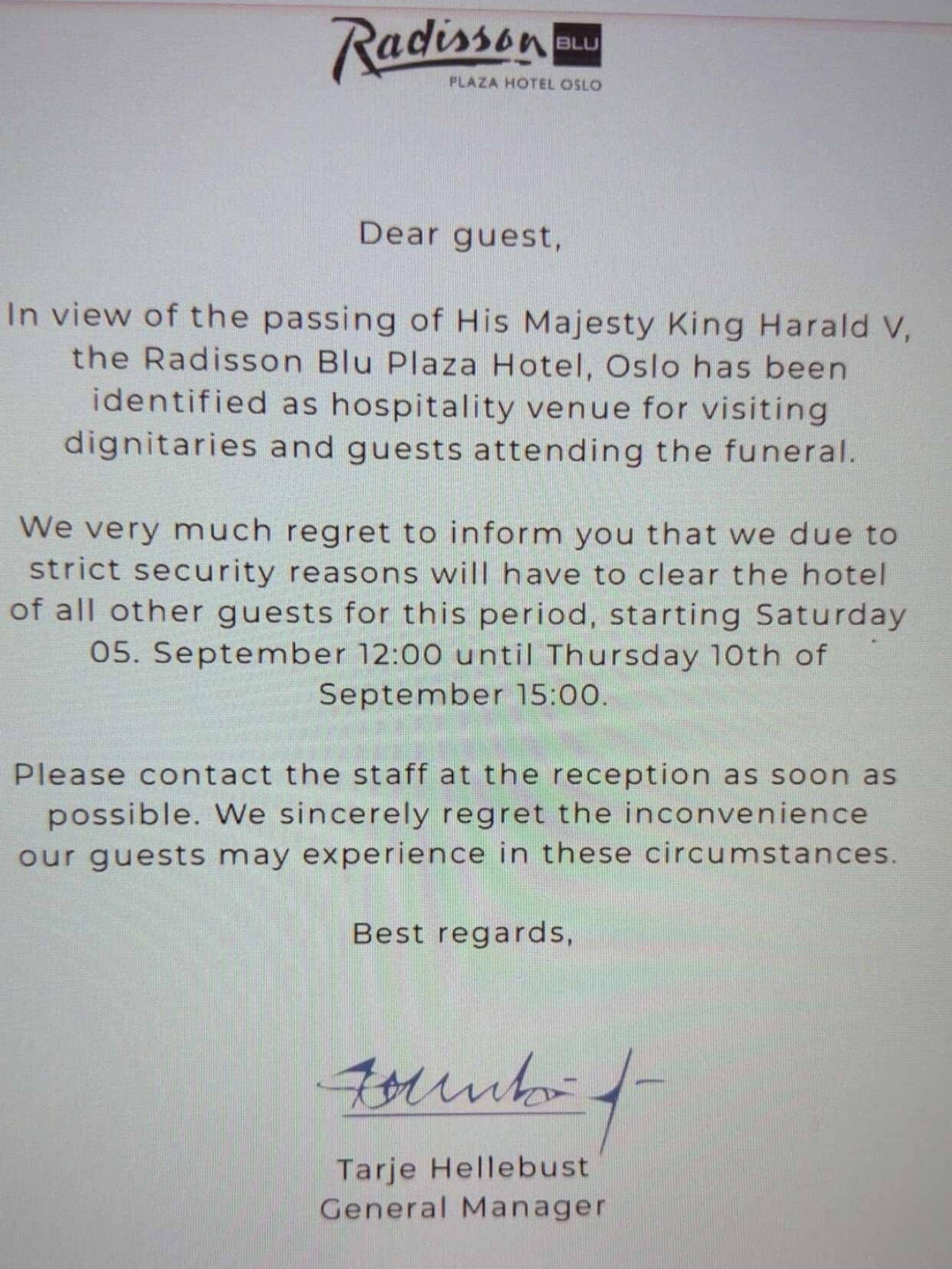 Oppslag hos Radisson Blu Plaza Hotel om at hotellet stenger for ordinære gjester i forbindelse med gravferden til kong Harald.