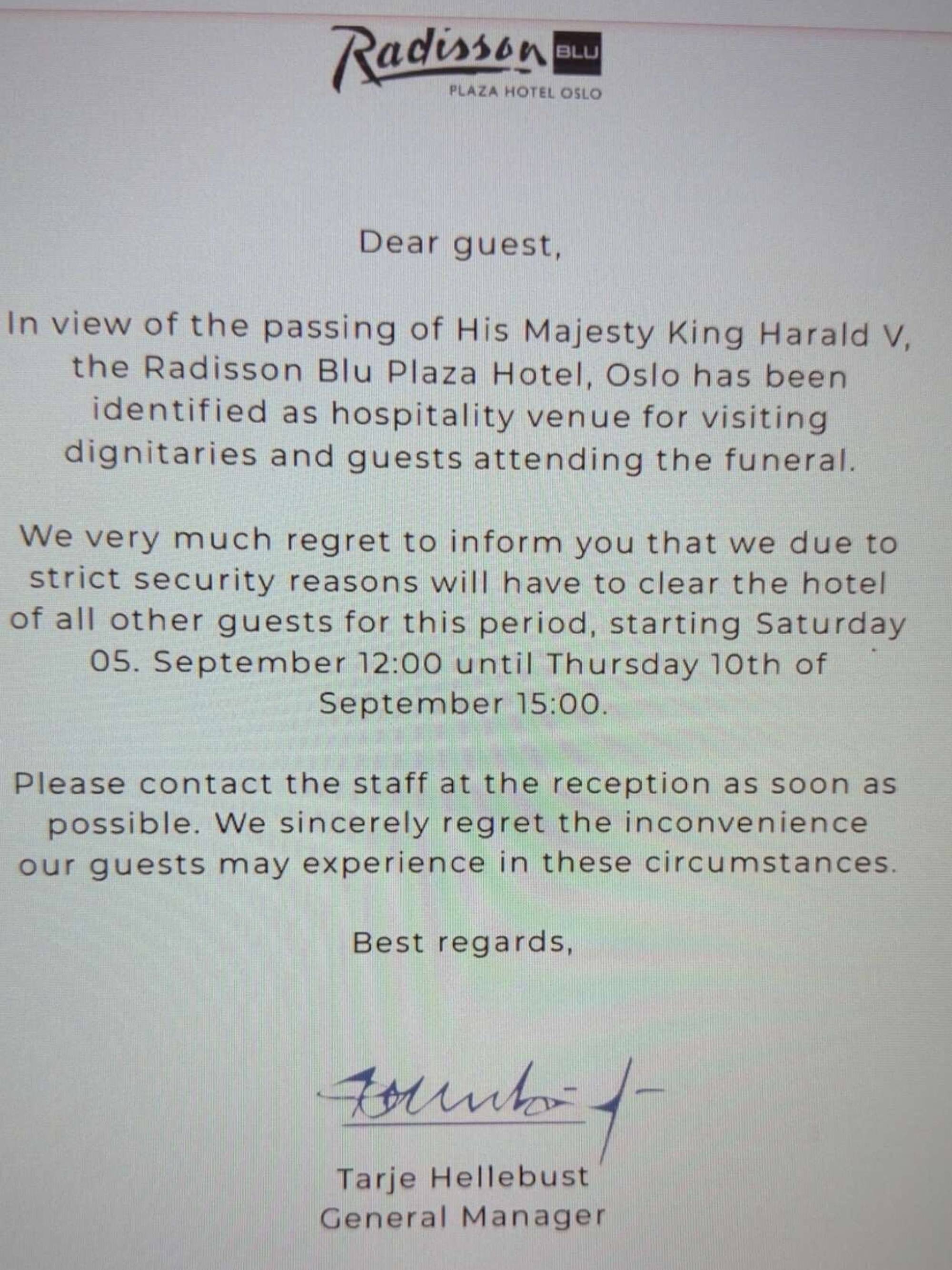 Oppslag hos Radisson Blu Plaza Hotel om at hotellet stenger for ordinære gjester i forbindelse med gravferden til kong Harald.