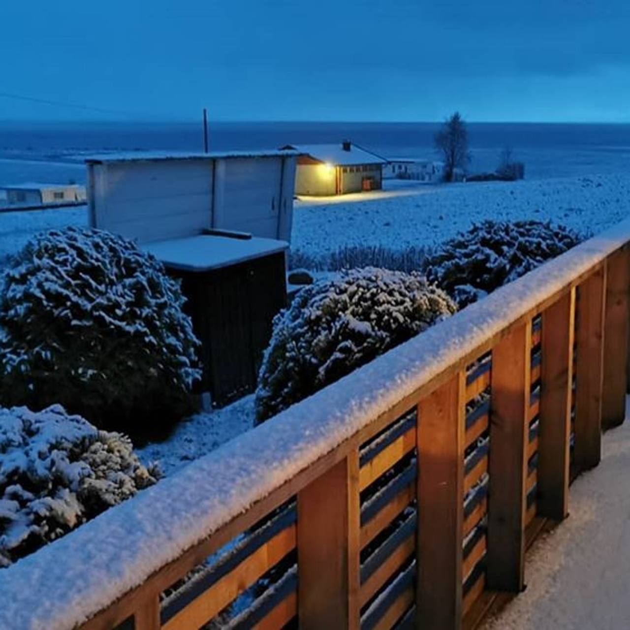 Snø i mai. Bildet er tatt ved fjorden i Skatval.