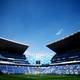 Eloisa Sanchez / REUTERS,NTB Et stort fotballstadion med blå tribuner og et grønt gressfelt er vist under en klar blå himmel. Mange seter på tribunene er tomme, mens noen få tilskuere sitter spredt. Stadionets tak har en markant, kantete design. Tekst og logoer er synlige på tribunene og på reklameskilt langs banen. (Bildebeskrivelsen er laget av en KI-tjeneste)