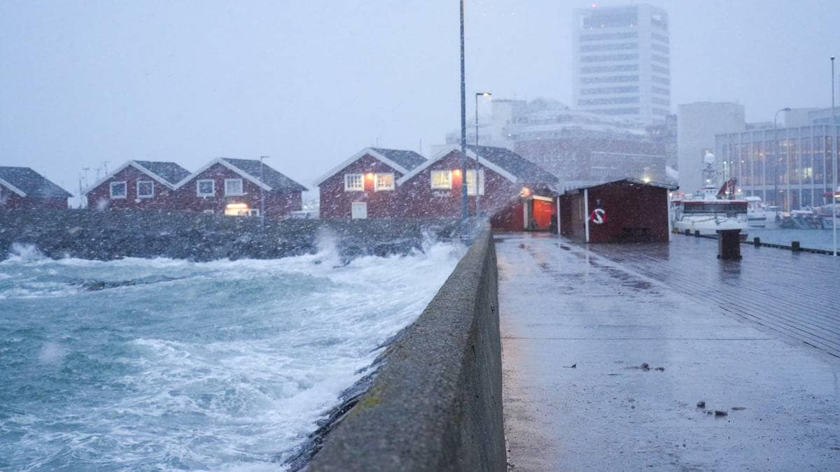 Vurderer å sende ut farevarsel for årets første hauststorm i vest og nord