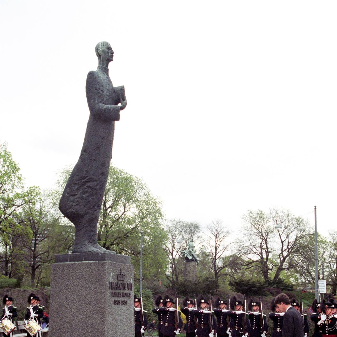 Frigjøringsjubileet 8. mai 1995
Utenriksminister Bjørn Tore Godal legger ned krans ved statuen av kong Haakon VII på 7. Juniplassen