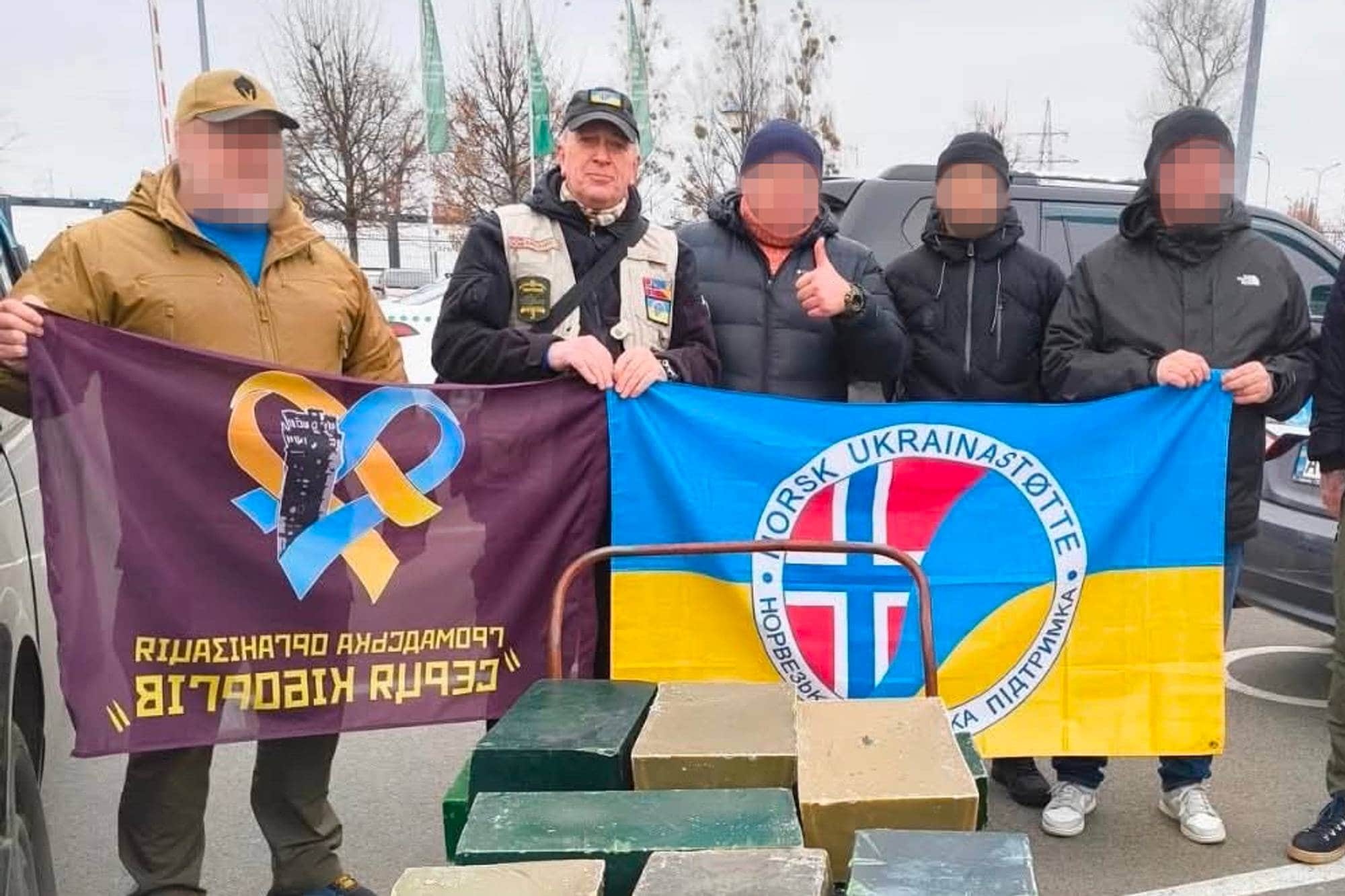 Den straffedømte mannen (helt til høyre) er her fotografert under et av oppdragene i Ukraina. Leder Arnstein Tranøy er nummer to fra venstre.