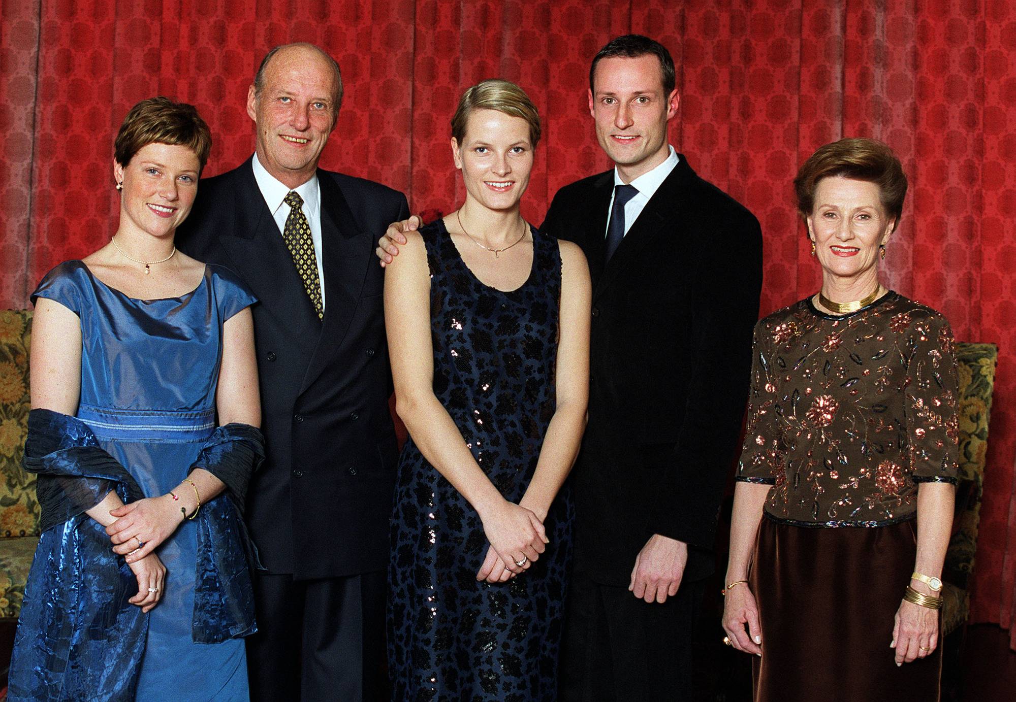 Kronprins Haakon og Mette-Marit Tjessem Høiby fotograferes sammen med kongeparet og prinsesse Märtha Louise i forbindelse med kronprinsens og Mette-Marits forlovelse.