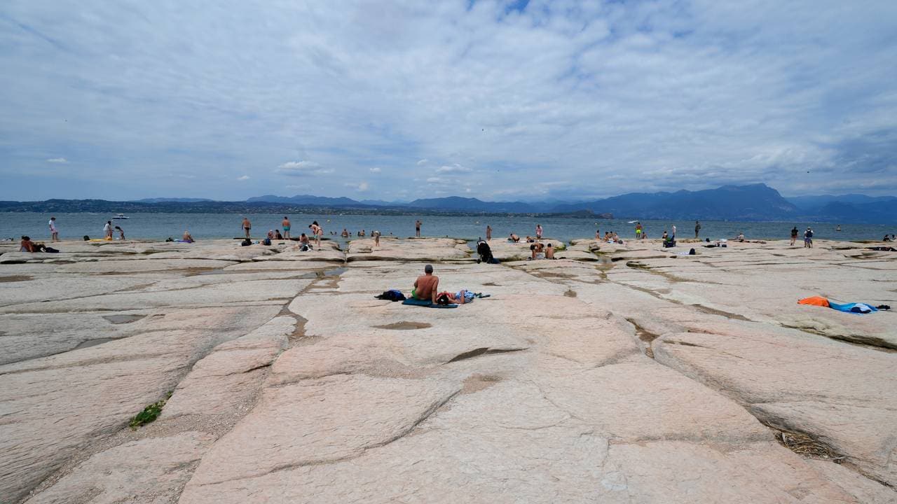  Turister nyter livet på steinene som normalt er dekket av vann.