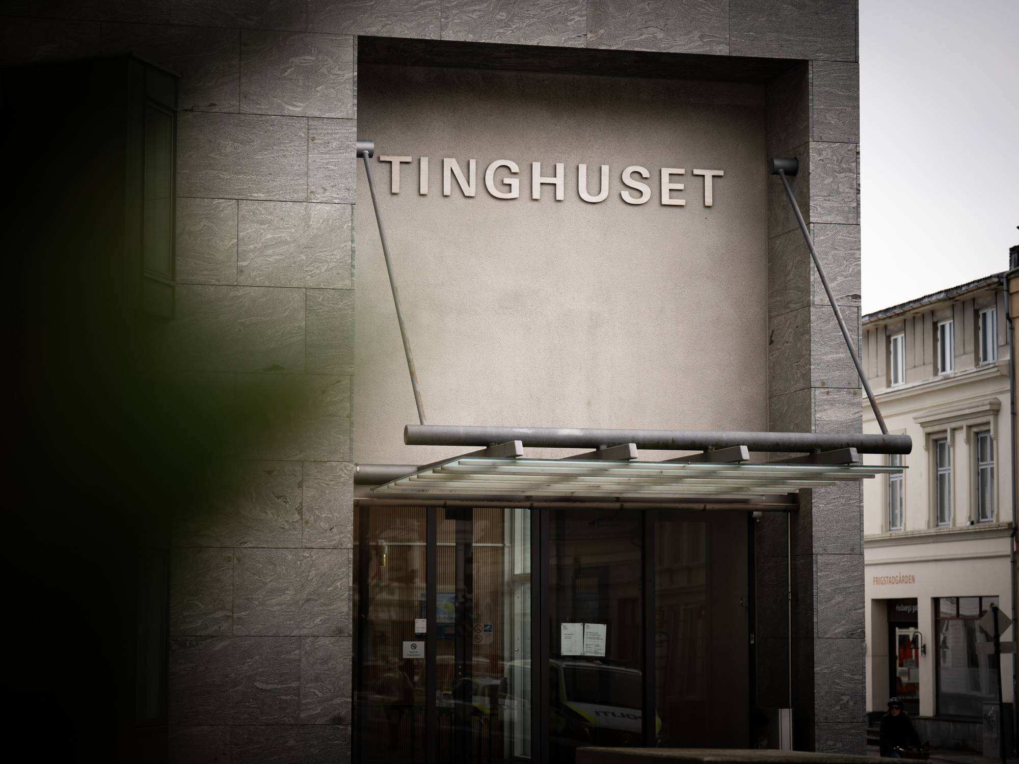 viser et grått murbygg hvor det står Tinghuset over