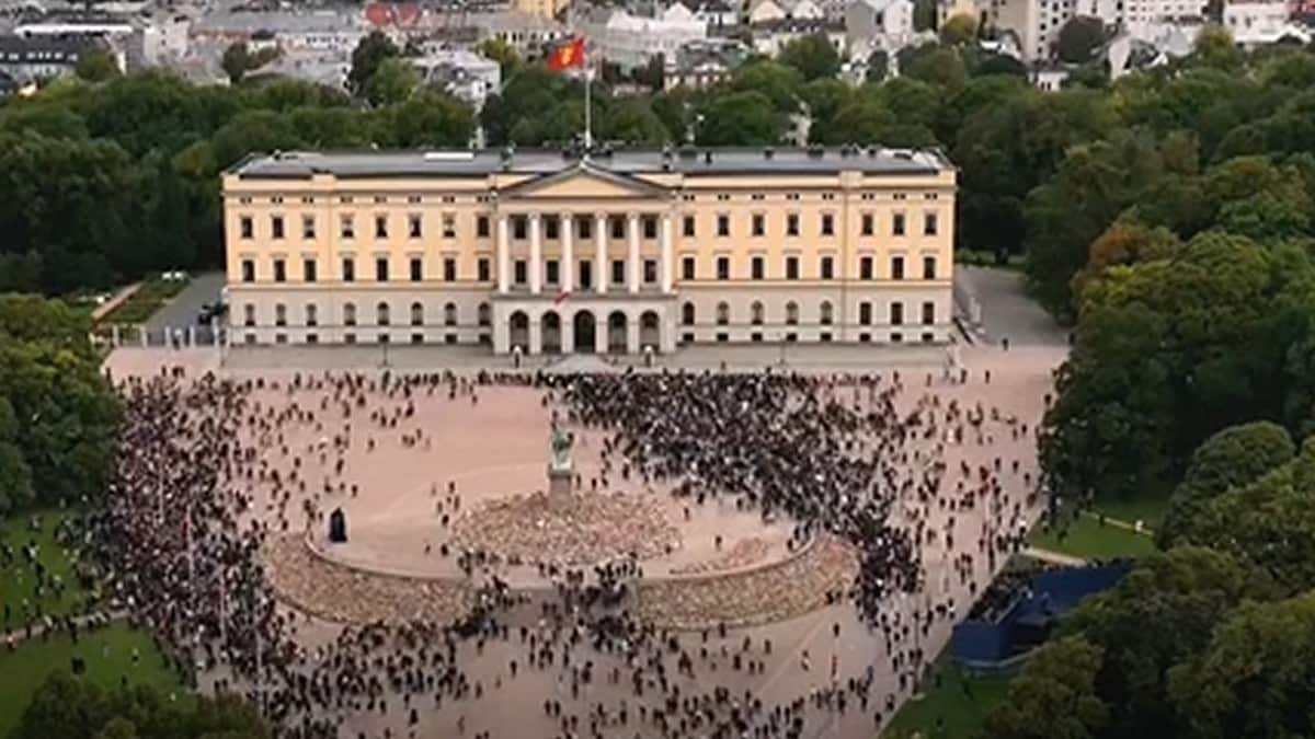 Folk strømmer inn på slottplassen kong Harald FOTO: NRK