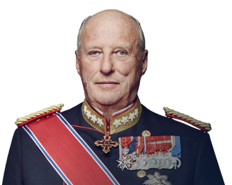 Portrett av Hans Majestet Kong Harald V som smiler inn i kamera, kledd i gallauniform med medaljer og bånd