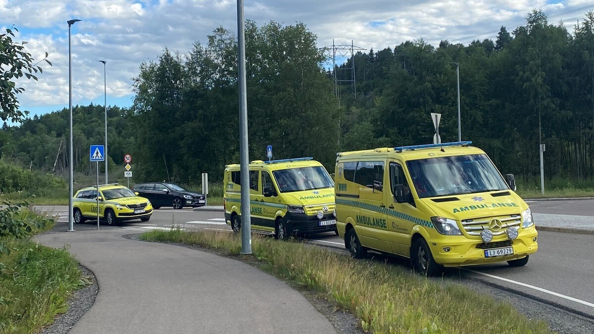Ambulanser langs veien på Grønmø i Oslo.
