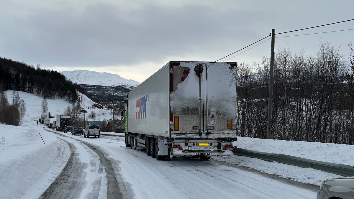 Frontkollisjon i Nord-Troms: Mann i 50-årene omkom