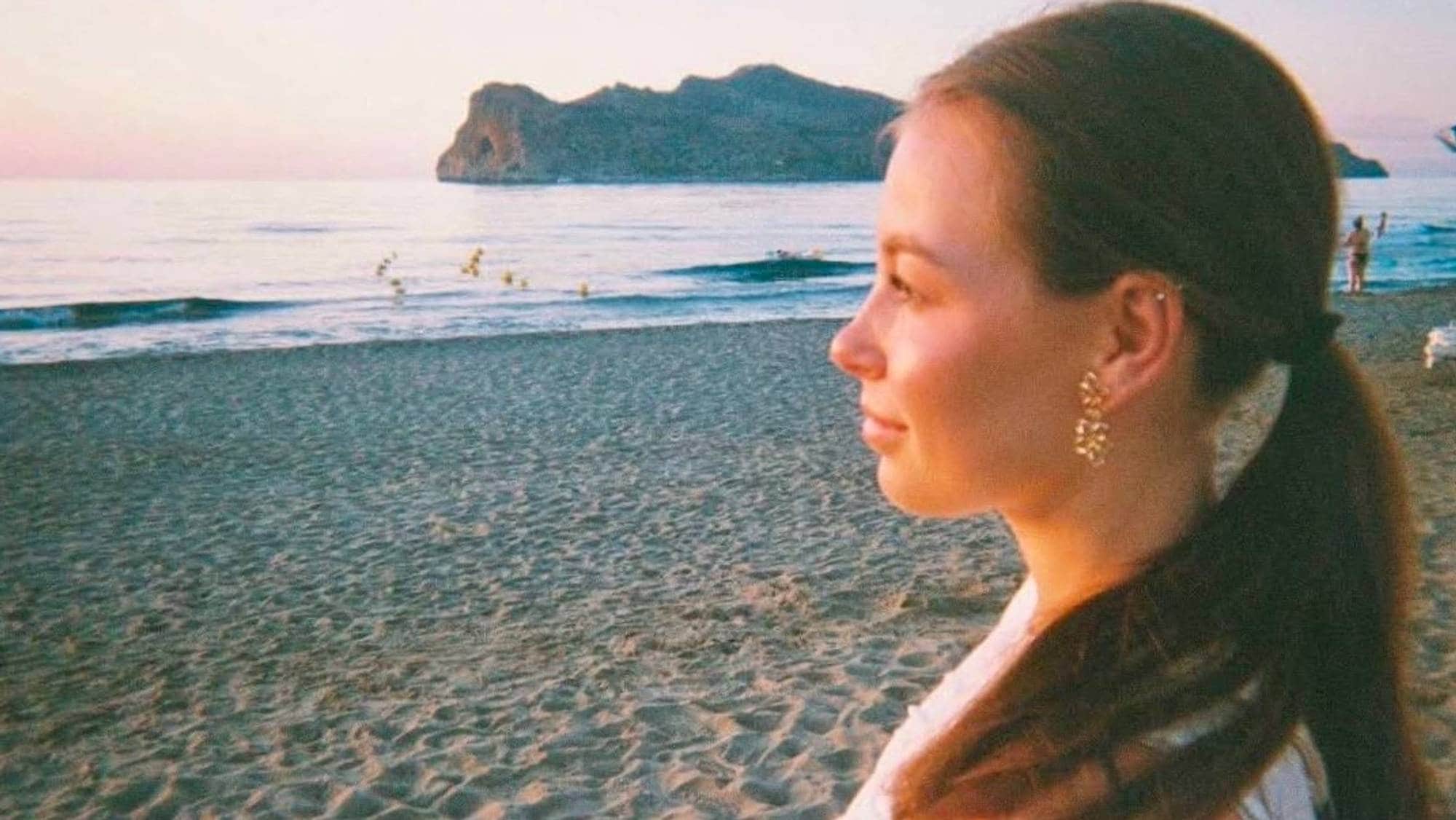 Kristine Uhlving Røreng på en strand. 