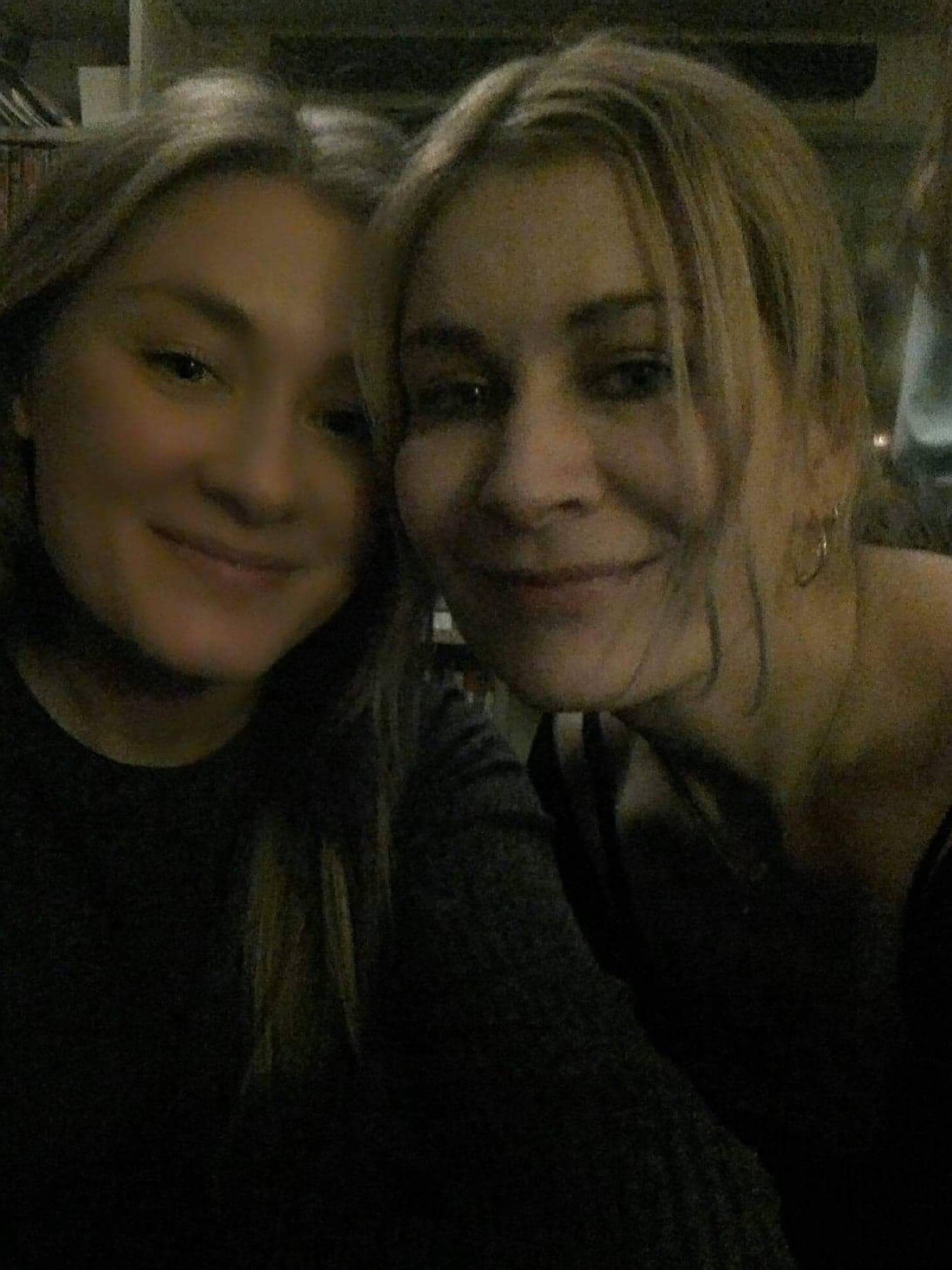 en ung kvinne og moren tar en selfie
