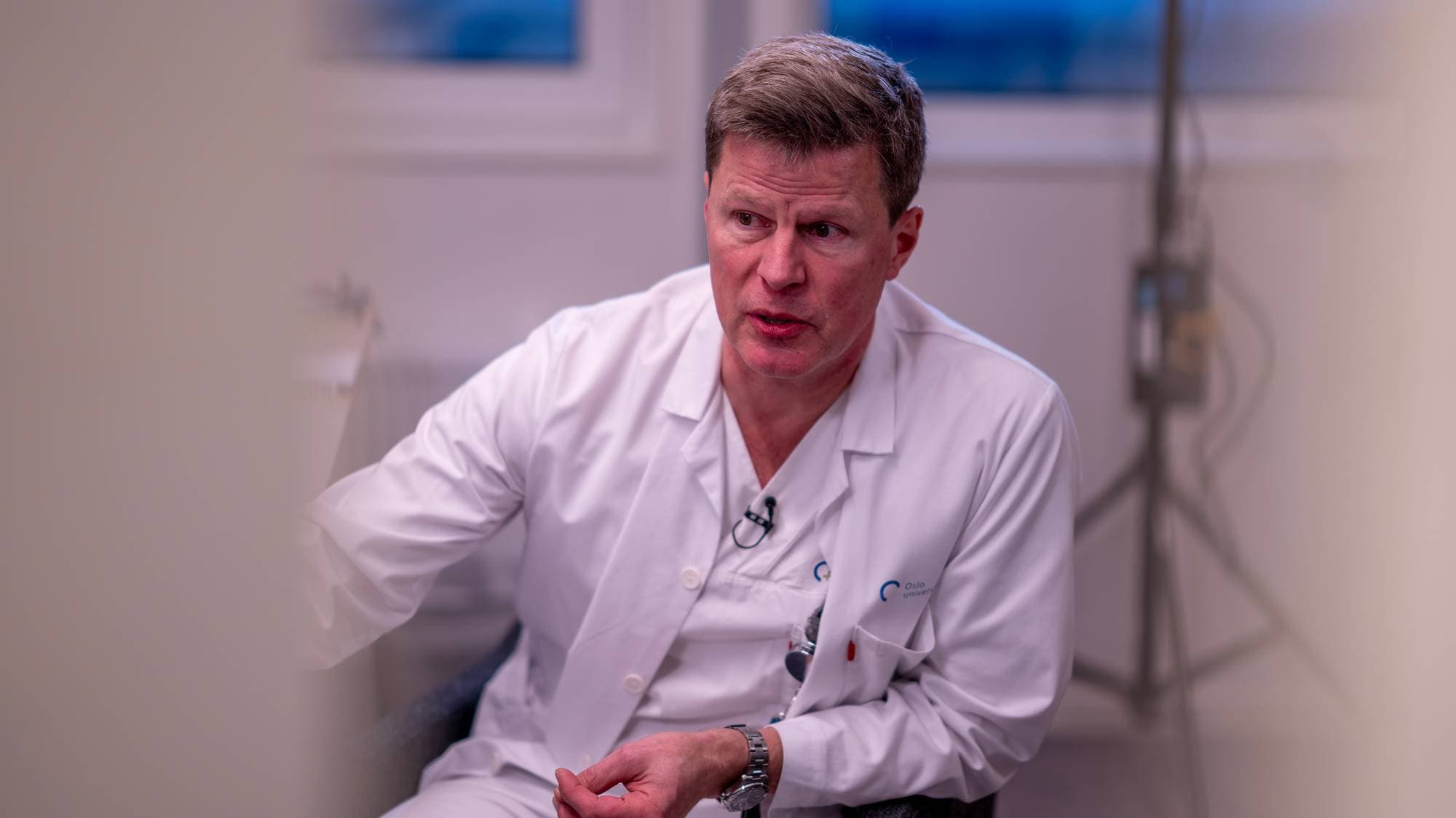 Lungelege Are Martin Holm ved Rikshospitalet sitter på et kontor og snakker i forbindelse med et intervju med NRK