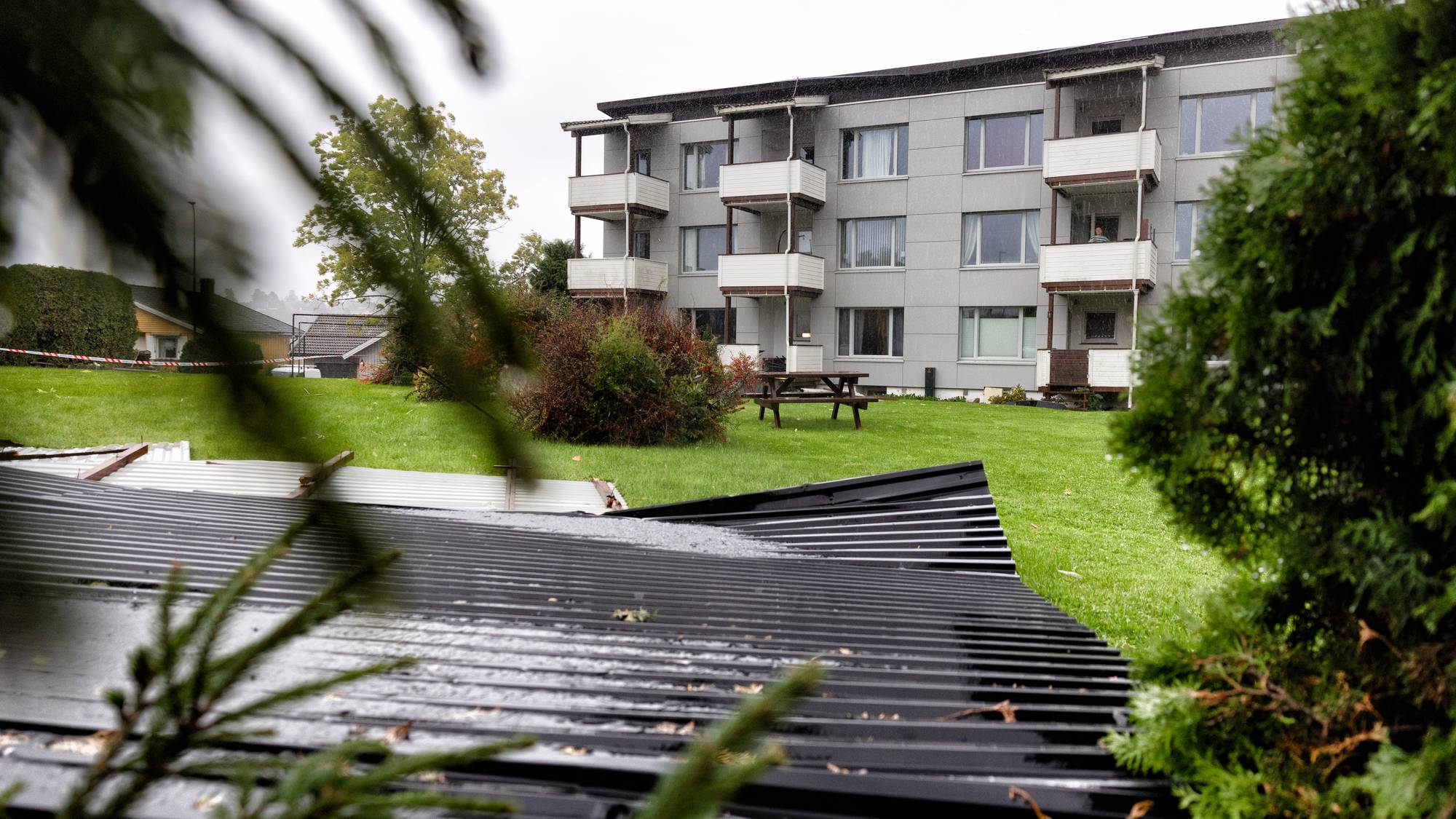 takplater som har blåst av en blokk