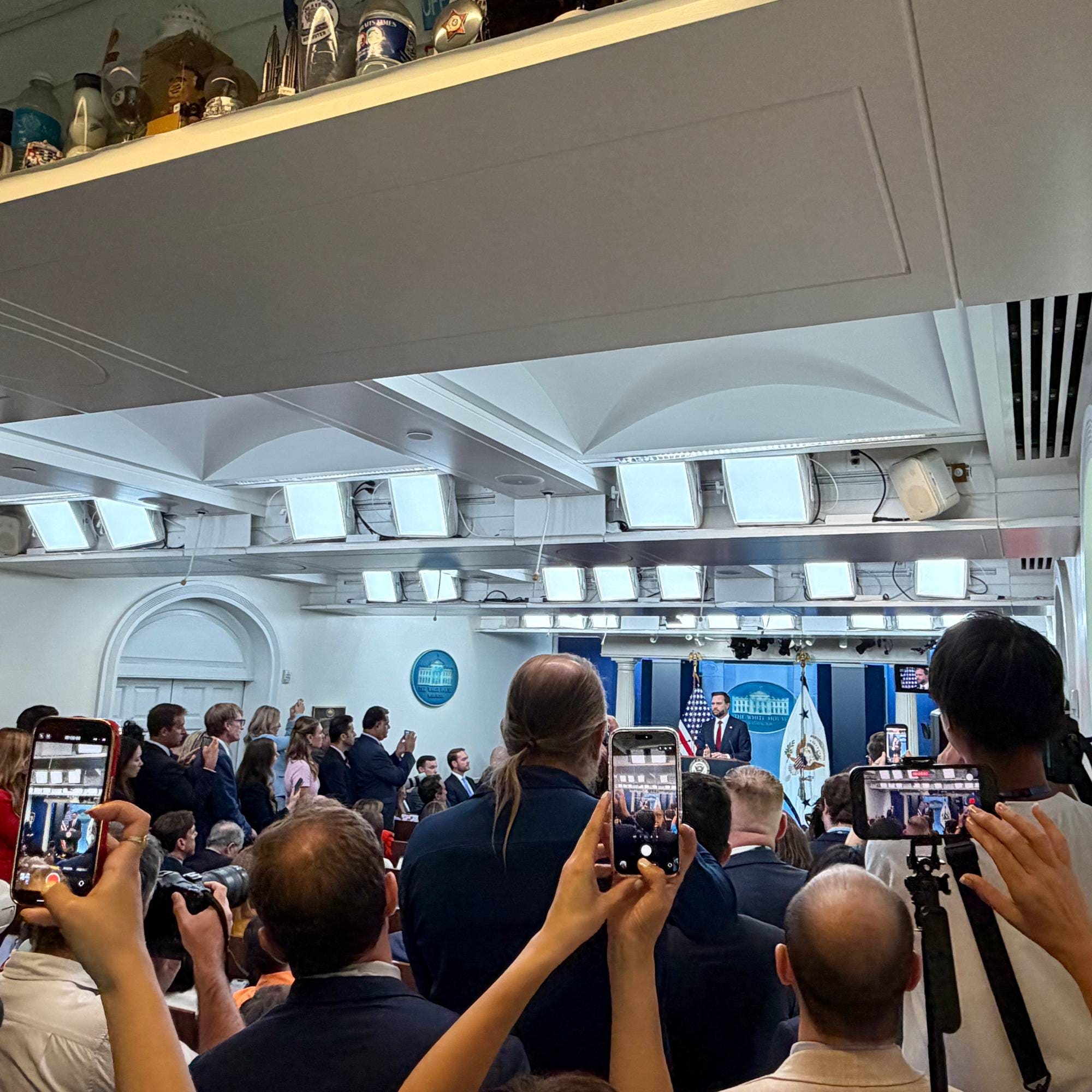 Det er blitt ganske trangt i presserommet i Det hvite hus også. Trump-administrasjonen har også ønsket "nye medier" velkommen inn. 
