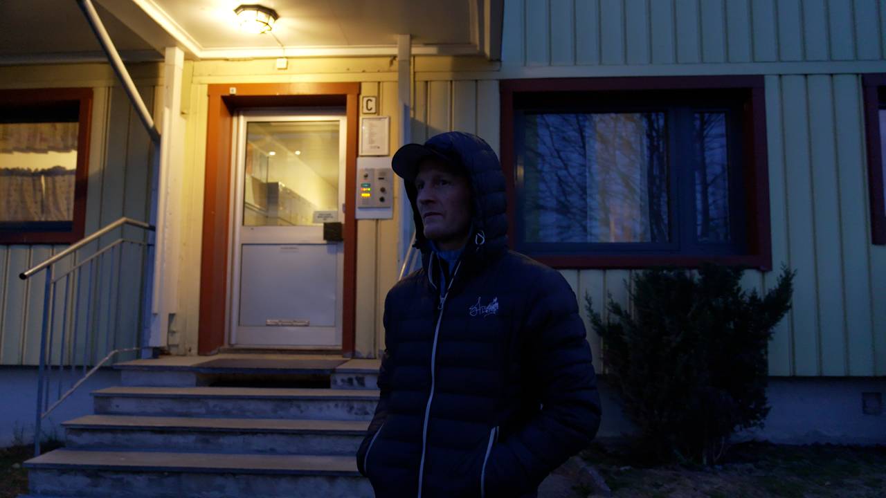 Stig André Berge utanfor inngangsdøra til faren sin tidlegare bupel.