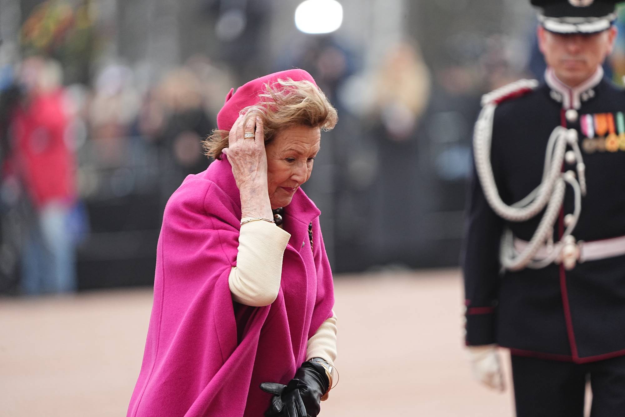 Dronning Sonja holder på hatten i vinden under statsbesøket fra Belgia