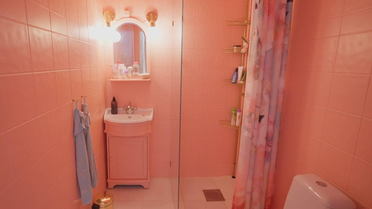 I colori in casa stanno diventando sempre più popolari.  Qui mostrato con un bagno rosa. 