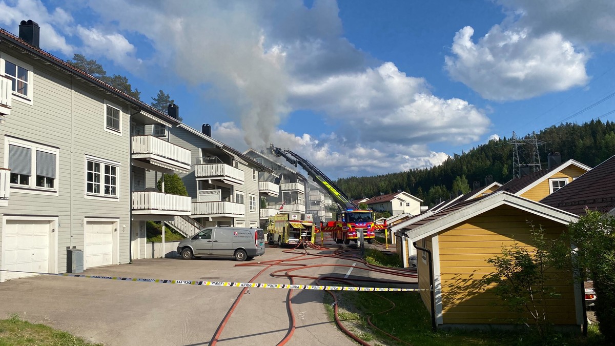 Ikke kontroll på boligbrann på Lørenskog - naboer evakueres