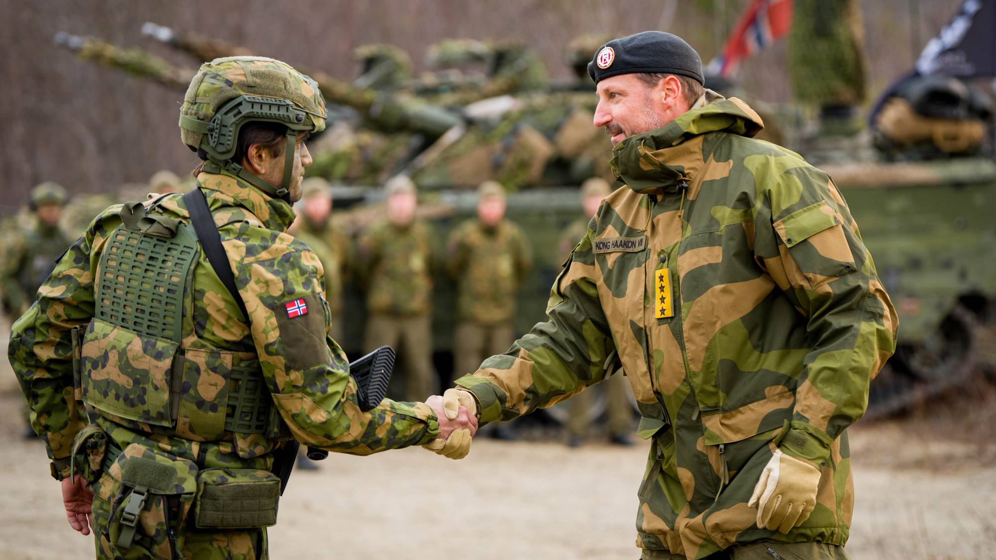 To militærkledde menn som håndhilser.