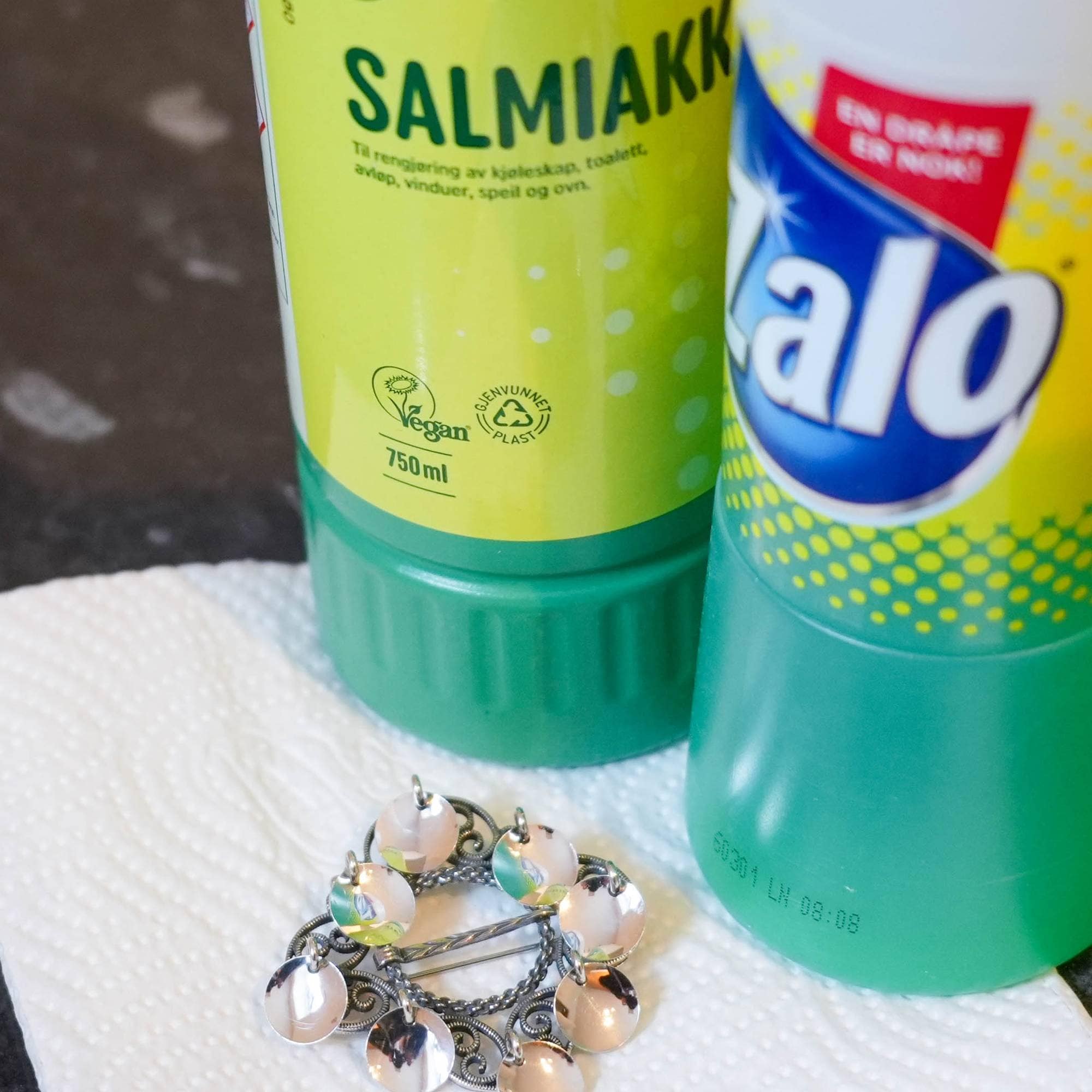 Sølje til Nordlandsbunad sammen med Salmiakk og Zalo.