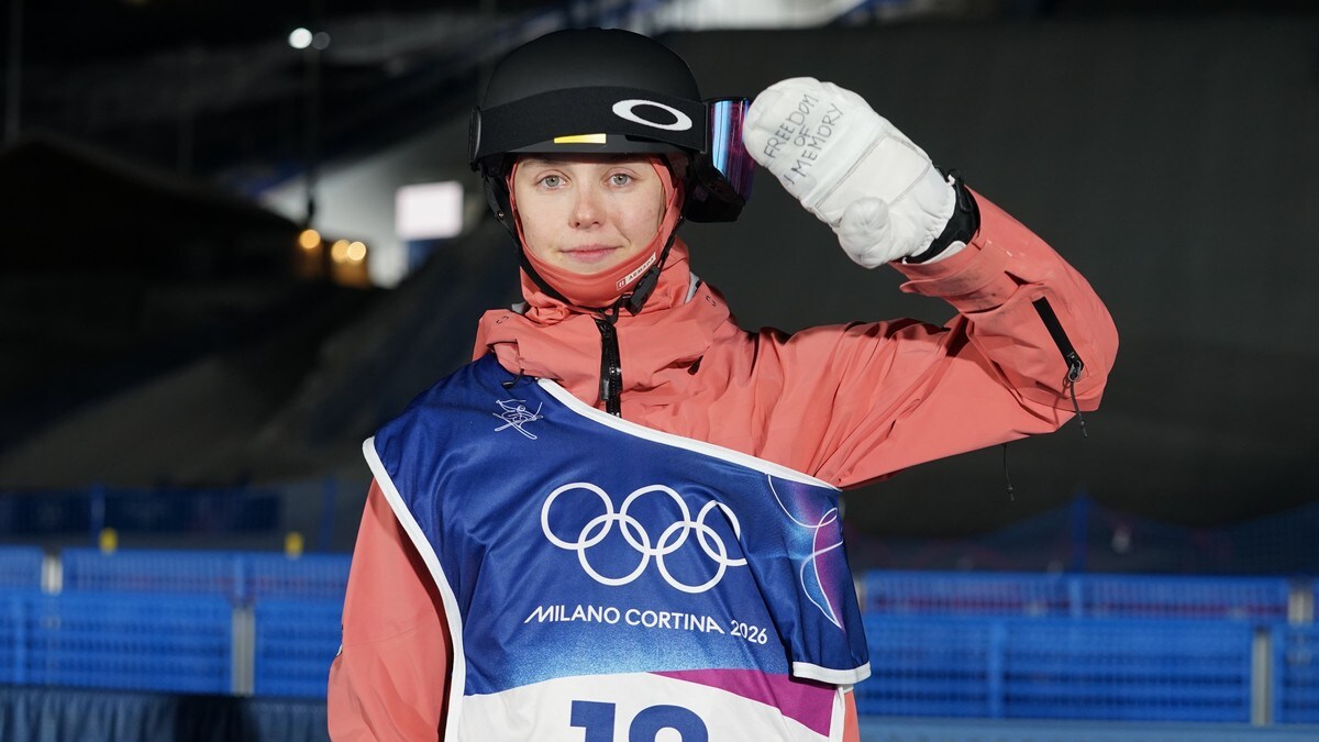 Ukrainsk friski-utøver med støtte til disket skeletonutøver