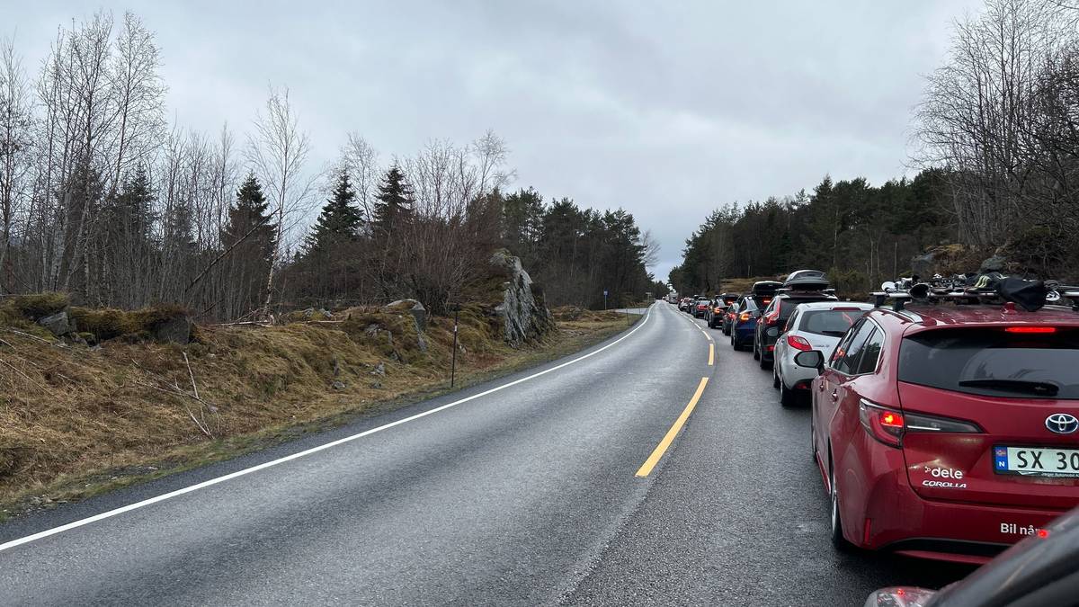 Lange Køer Ved Lavik Ferjekai Nrk Vestland 