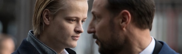 Marius Borg Høiby i profil. I forgrunnen, ute av fokus, står Kronprins Haakon.