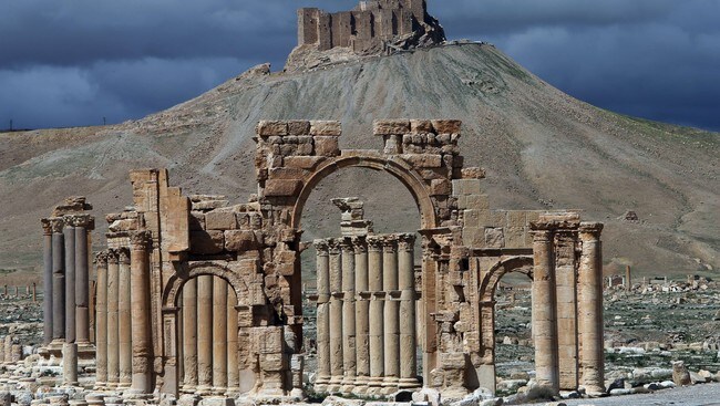 Syriske regjeringsstyrker bombar Palmyra. Privat video via sosiale medier (via Reuters)
