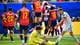 GARY VASQUEZ / REUTERS,NTB Fotballspillere i røde drakter feirer mens en sittende keeper i gult og en motspiller ser på. (Bildebeskrivelsen er laget av en KI-tjeneste)